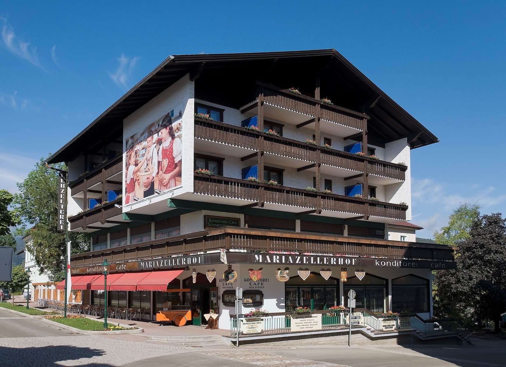 Exteriérový pohľad na hotel Pirker Mariazellerhof s balkónmi a kaviarňou.
