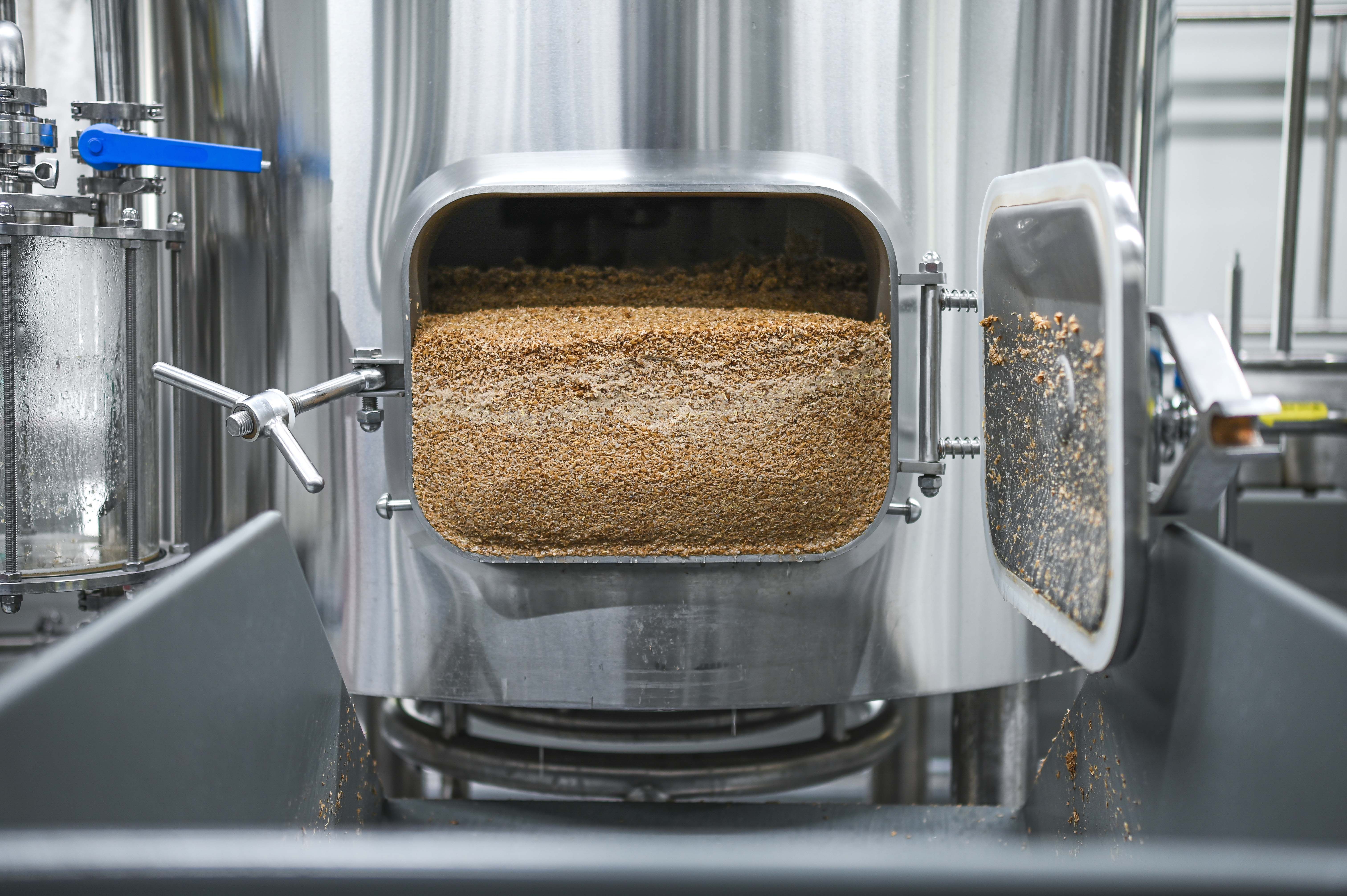 Otvorený varný kotol so zvyšným zrnom v pivovare.