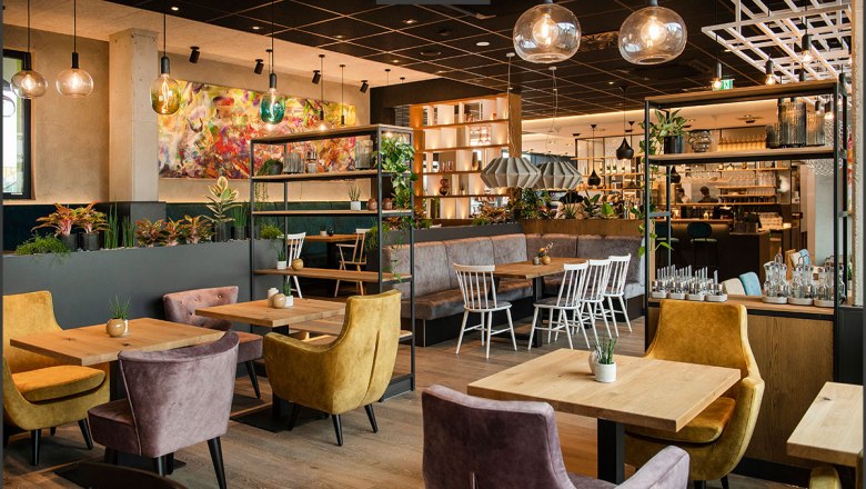 Modern and cozy: the caf&eacute;, &copy; Haubis GmbH