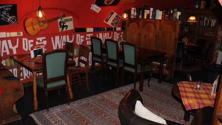 K&uacute;tik na sedenie v zadnej časti miestnosti, &copy; Mary&acute;s Scottish Coffeepub