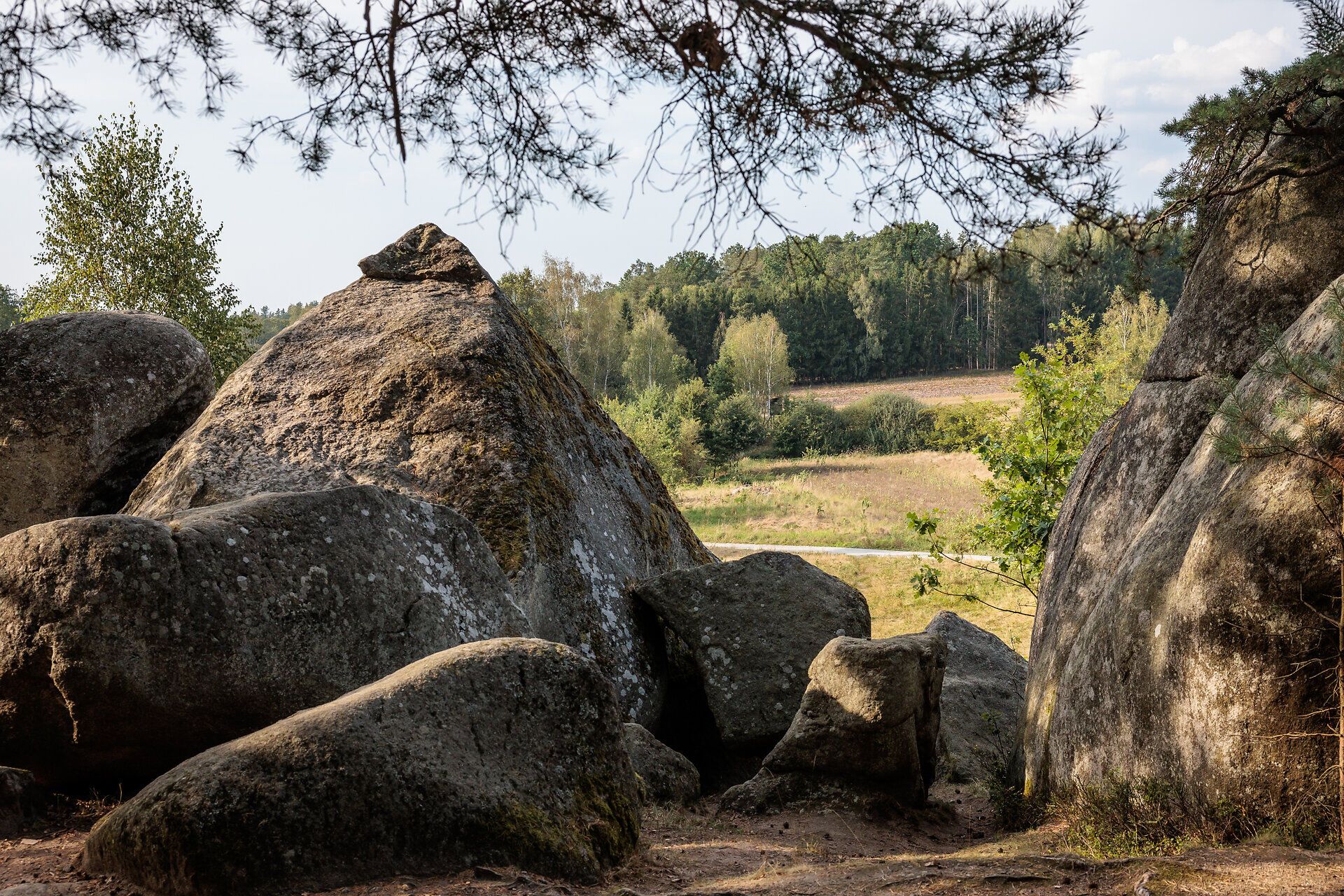 V prírodnom parku Blockheide sa rozprestiera pôsobivá krajina majestátnych skál a kopcov obklopených sviežou zeleňou. Pokojná atmosféra vás pozýva na oddych a plné vychutnanie si krás prírody.