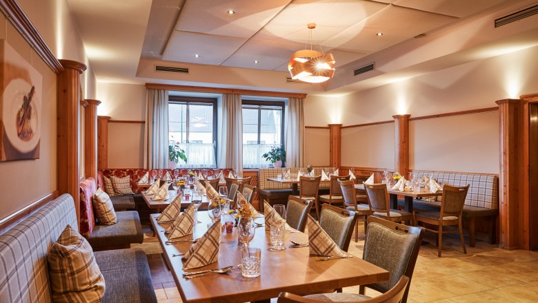 &Uacute;tuln&aacute; jed&aacute;leň s prestret&yacute;mi stolmi a dreven&yacute;m obložen&iacute;m.