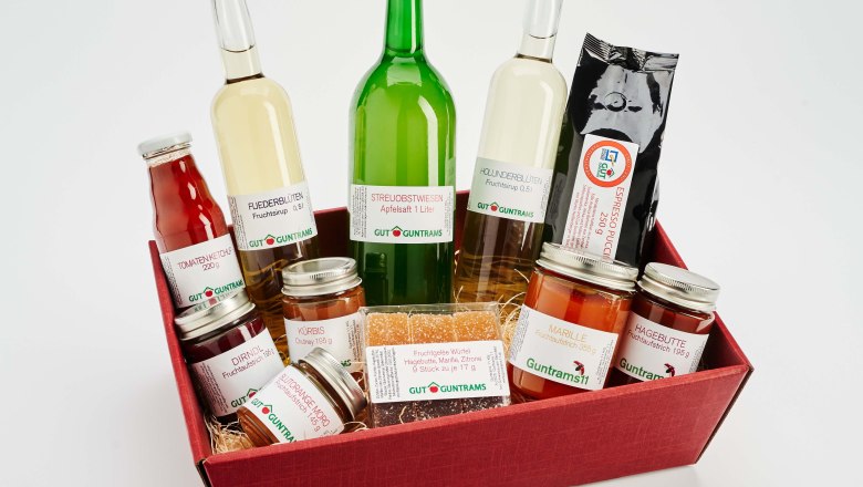 Darčekový kôš s rôznymi potravinami od spoločnosti Gut Guntrams.