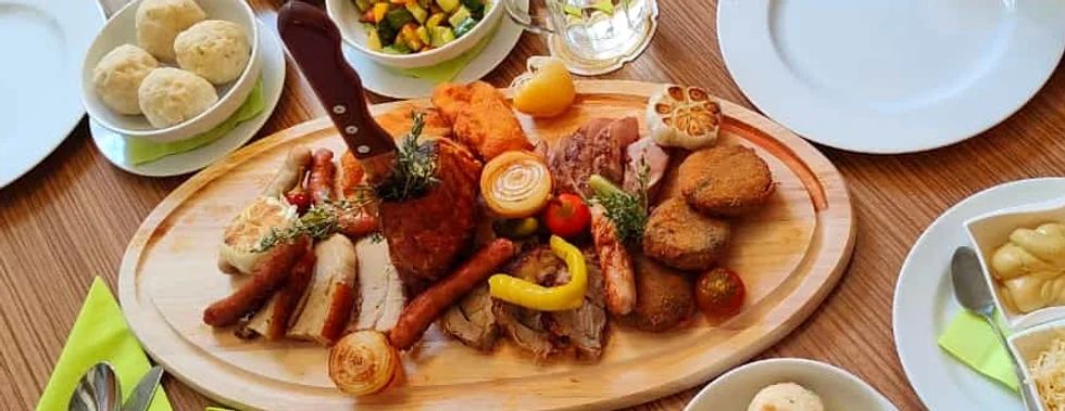 Nádoba na drevenej doske s nožom 