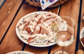 Enjoy a typical wine tavern snack at a wine tavern, © Andreas Hofer