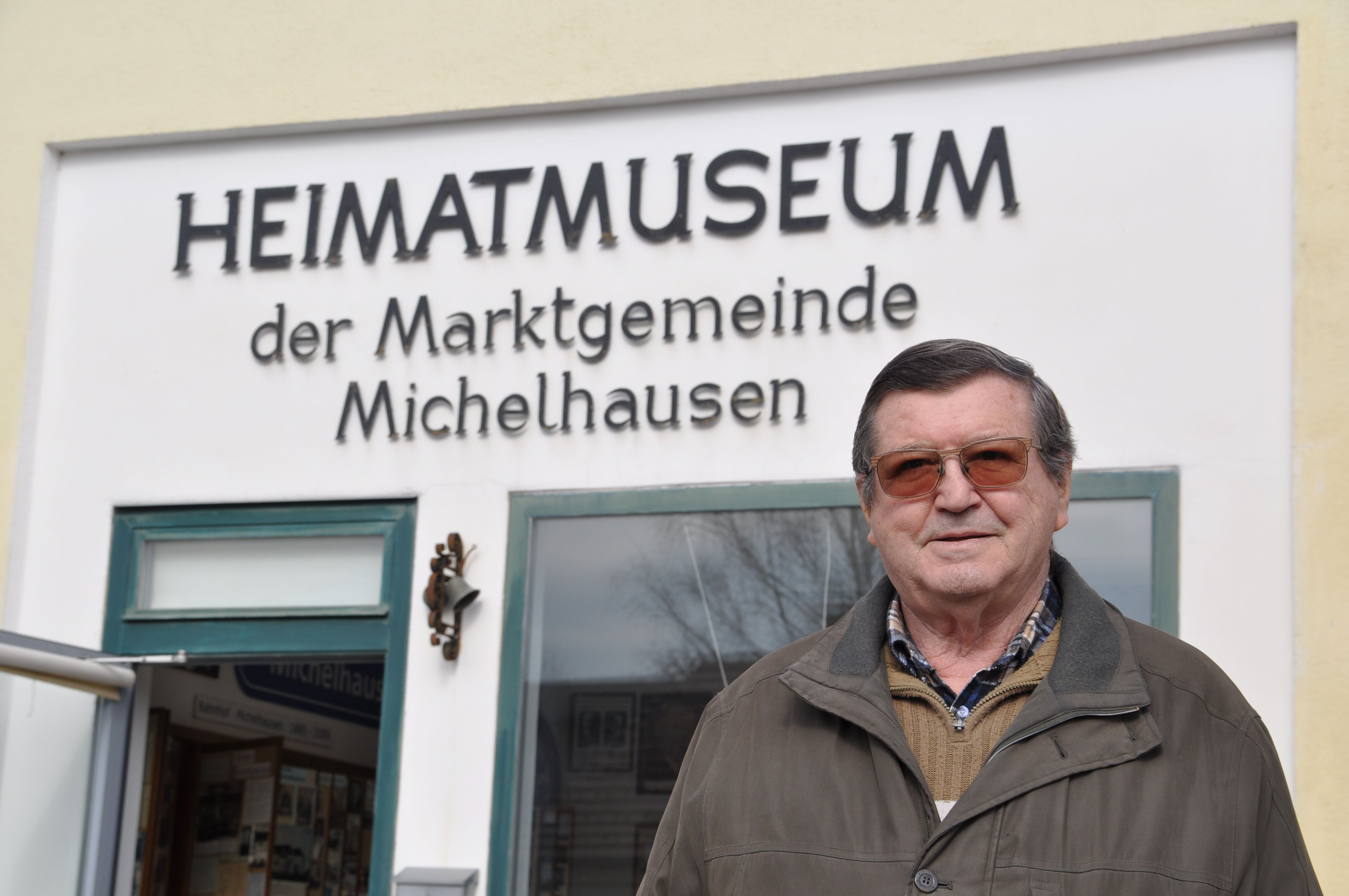 Pán Zachhalmel pred Múzeom miestnej histórie trhového mestečka Michelhausen