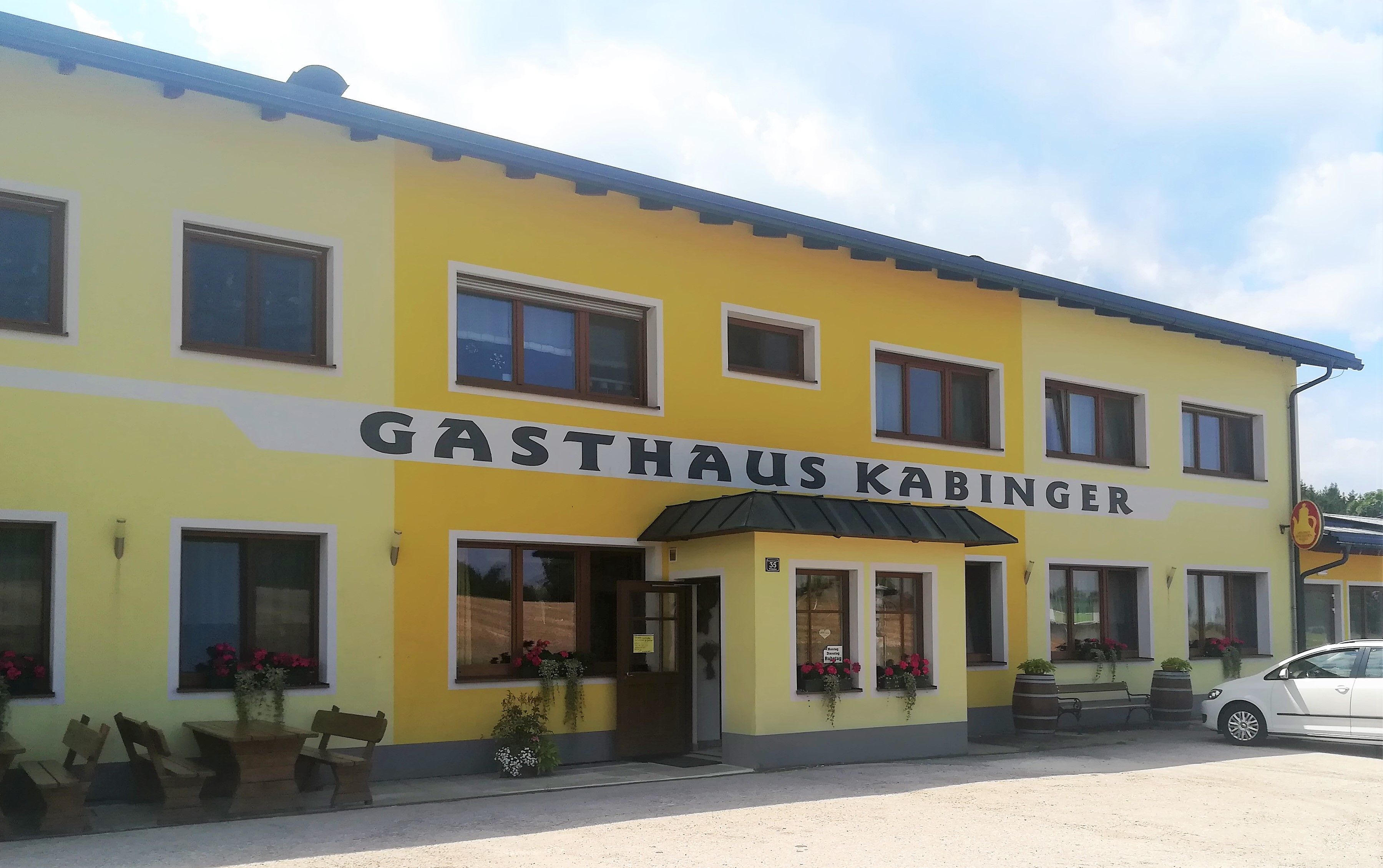 Žltá budova s označením "Gasthaus Kabinger".