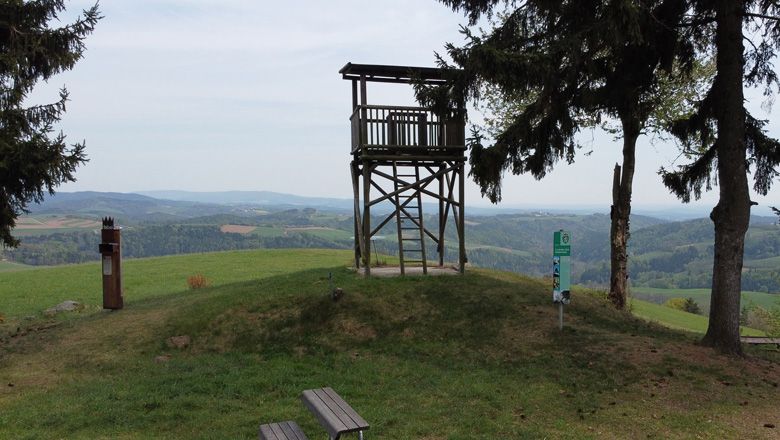 Vyhliadková plošina na kopci s výhľadom na kopcovitú krajinu.