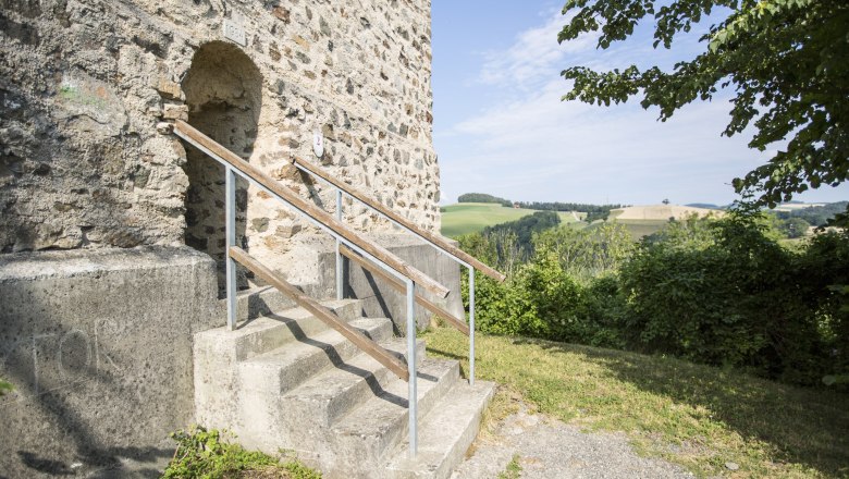 Fire tower of the Kirchschlag castle ruins, &copy; Wiener Alpen, Franz Zwickl
