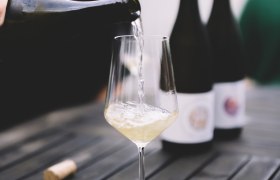 Pouring wine, &copy; Nieder&ouml;sterreich Werbung / Mara Hohla