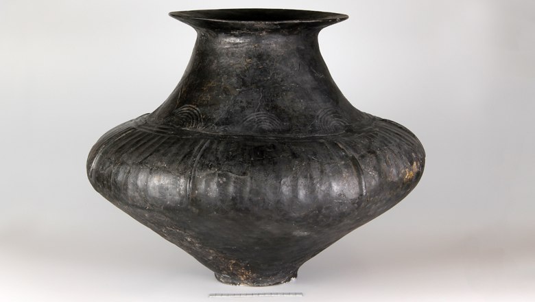 Large conical-necked vessel from the burial mounds at the "Feichtenboden", &copy; Landessammlungen Nieder&ouml;sterreich, UF-10584
