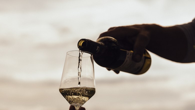 Pouring wine, © Weinviertel Tourismus / Sophie Menegaldo