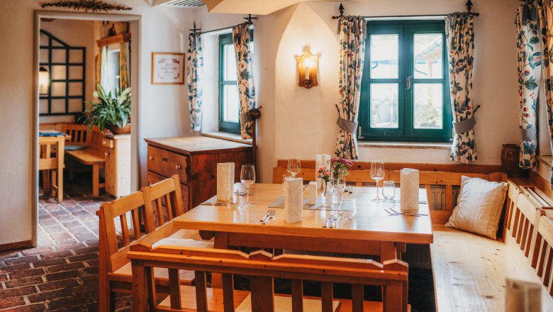 &Uacute;tuln&yacute; sal&oacute;nik s dreven&yacute;m n&aacute;bytkom a prestret&yacute;m stolom.