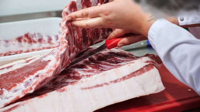 Cutting Turopolje - belly meat, &copy; Mara Hauck
