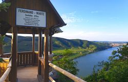 Die Ferdinand-Warte bietet einen atemberaubenden Blick über die sanften Hügel und das glitzernde Wasser des Flusses. Umgeben von üppigem Grün und blühenden Pflanzen, lädt dieser Aussichtspunkt dazu ein, die Schönheit der Natur in vollen Zügen zu genießen.