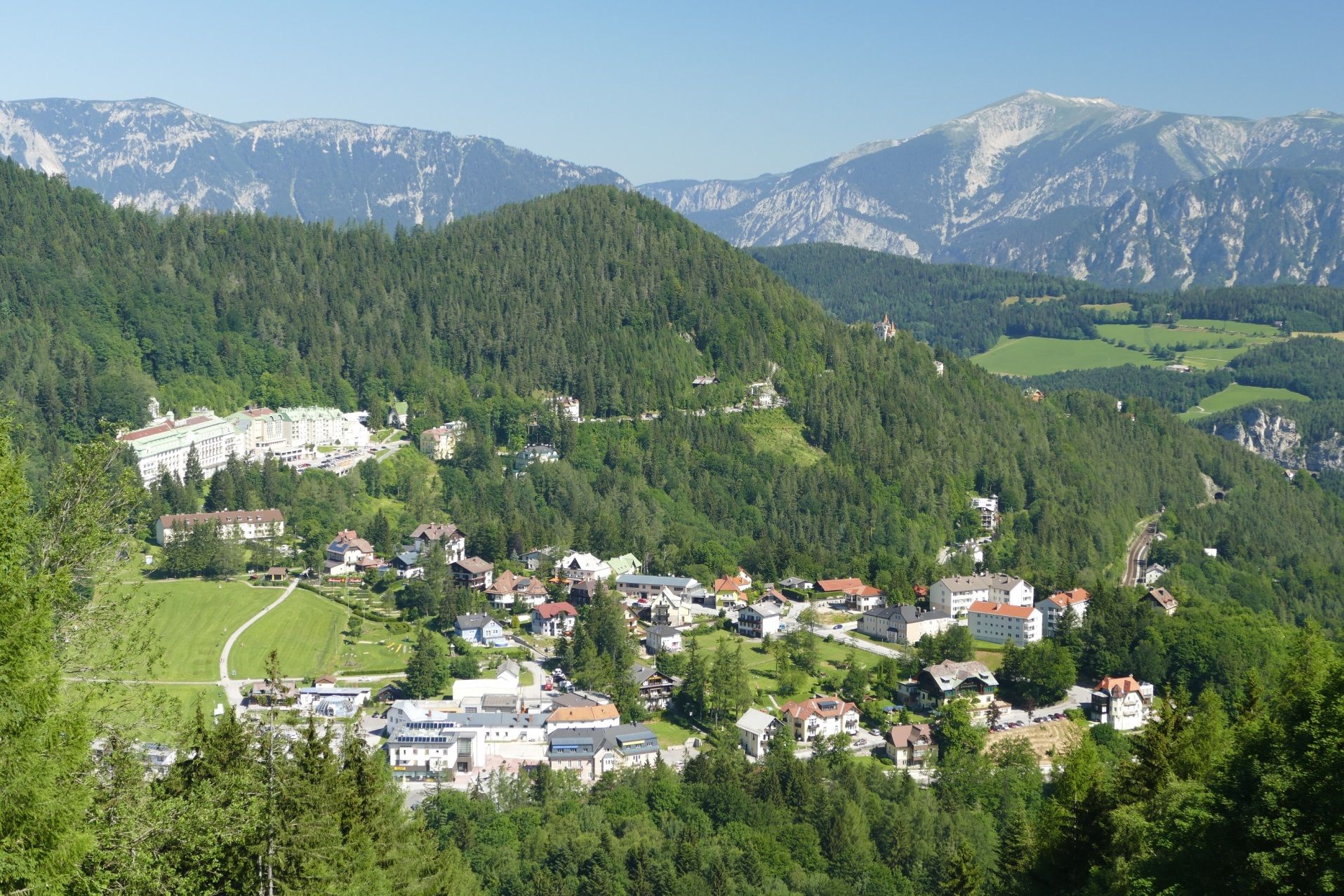 Panoramatický výhľad na Semmering s horami a lesom.