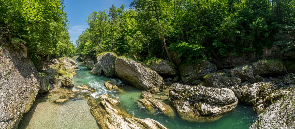 Panoramatický výhľad na roklinu Erlauf s tyrkysovo sfarbenou riekou a veľkými skalami, obklopenú hustým lesom.