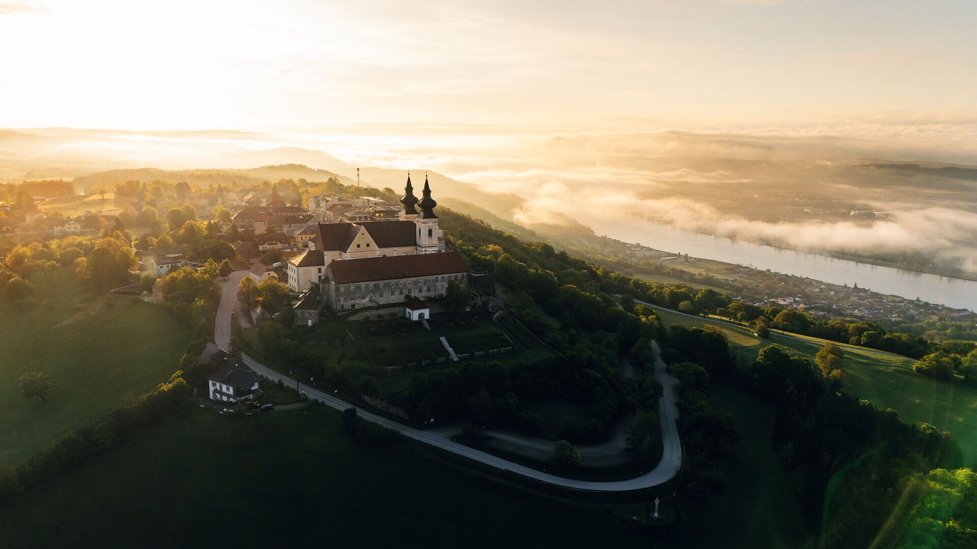 Majestátnu baziliku obklopujú kopce a v diaľke sa leskne Dunaj. Úchvatný východ slnka kúpe krajinu v teplom svetle a pozýva turistov, aby si vychutnali krásu prírody. Tu, kde sa nebo bozkáva so zemou, sa rozprestiera skutočný „raj výhľadov“.