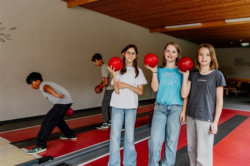 Deti hrajúce kolky v hoteli.