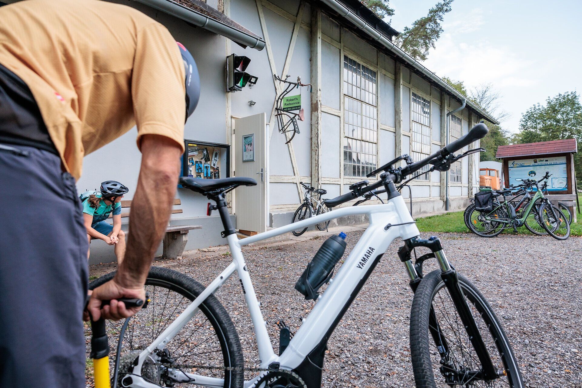 V idylickom prostredí Cyklotrasy Thayarunde sa cyklisti pripravujú na nezabudnuteľné dobrodružstvo. Čerstvý vzduch a zvlnené kopce pozývajú na objavovanie krás prírody a oddych. Tu je každé šliapnutie do pedálov potešením pre telo aj dušu.
