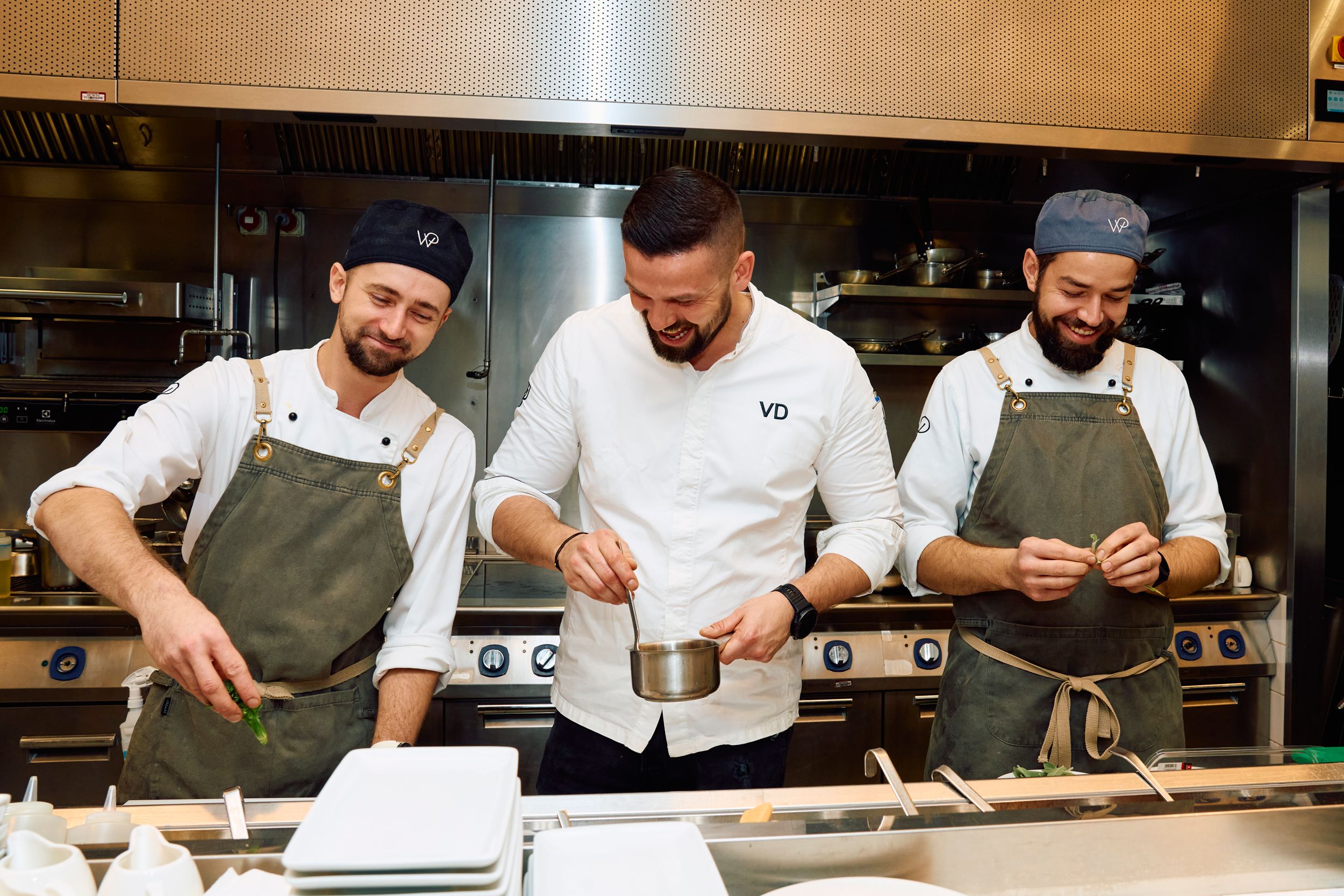 Wolfgang Puck Kitchen + Bar, tím kuchyne