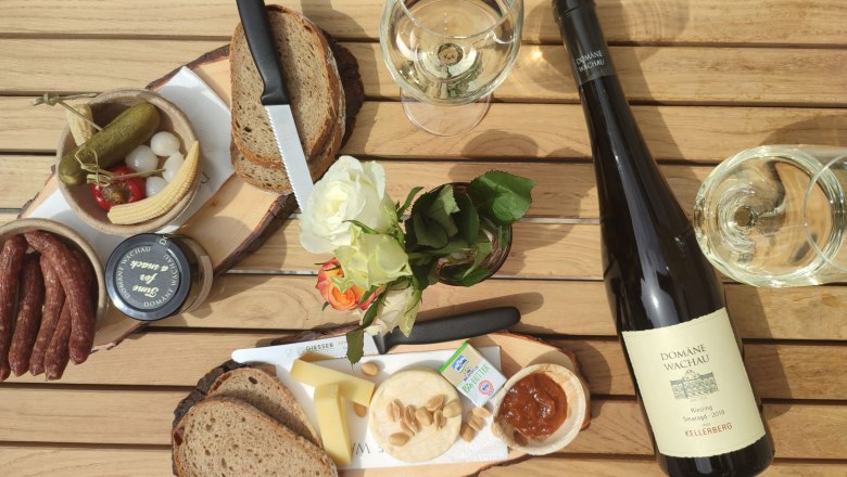 Snack at the wine tavern Haferkast'n in Schloss Luberegg, © Franz Gleiß