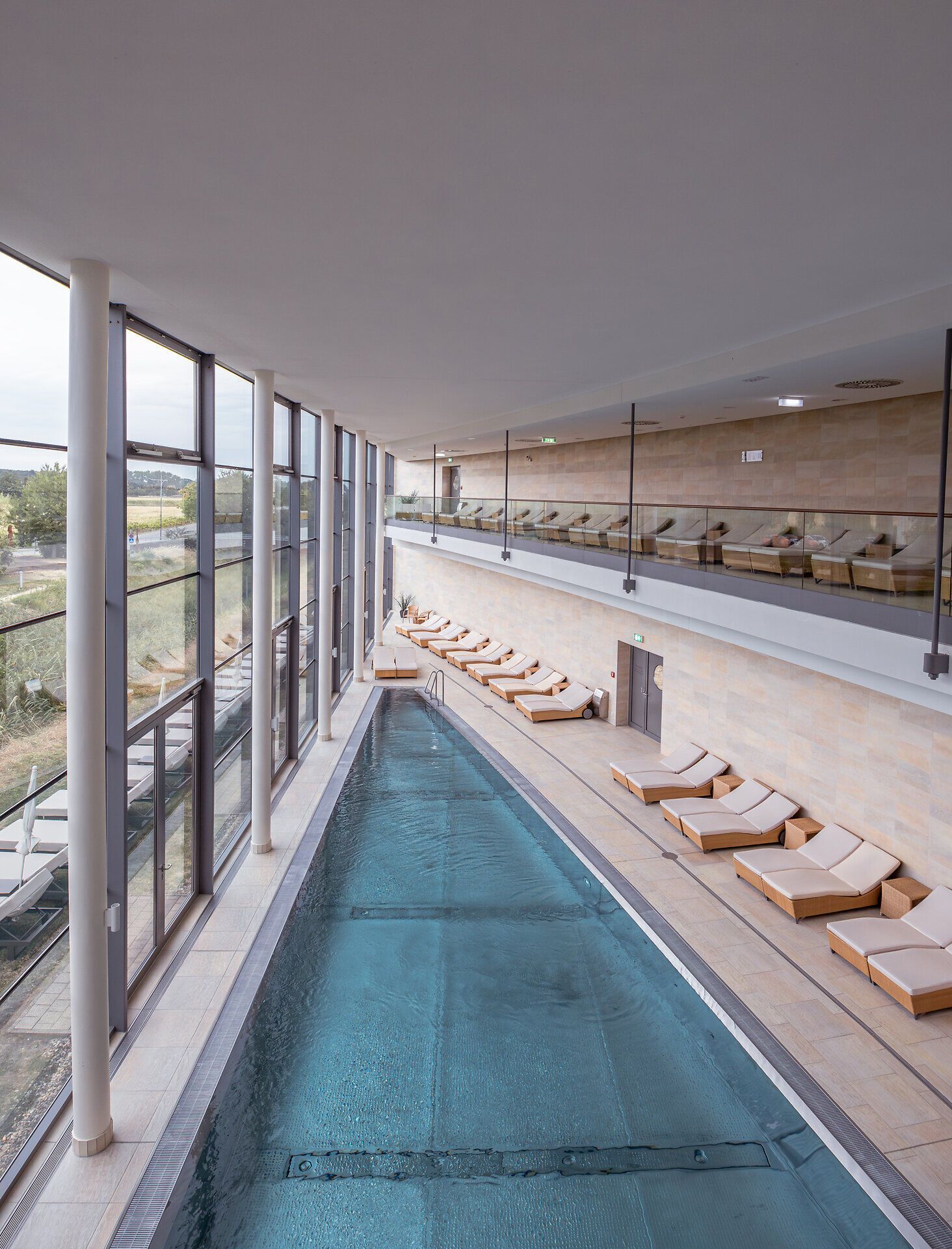 Entspannen Sie in der ruhigen Atmosphäre des Silent Spa, wo sanftes Wasser und stilvolles Design eine Oase der Erholung schaffen. Die großen Fenster bieten einen atemberaubenden Blick auf die umliegende Natur und laden dazu ein, die Seele baumeln zu lassen.