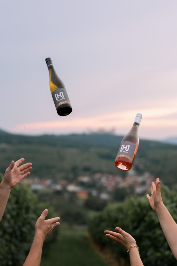 Fľaše vyhodené do vzduchu