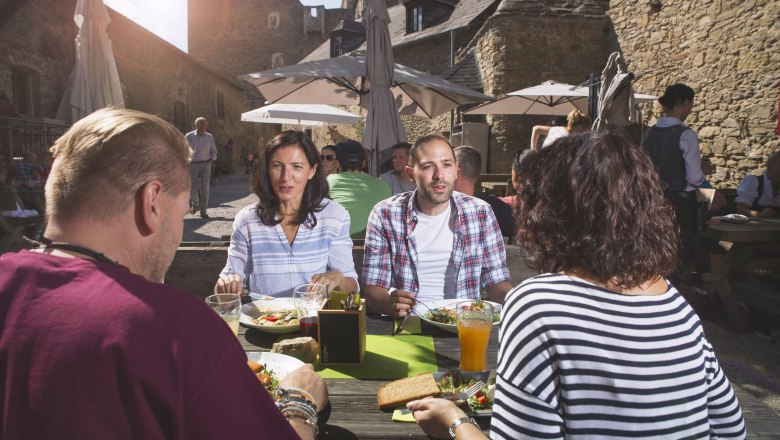 Culinary delights at the Aggstein castle ruins, &copy; Daniela Matejschek