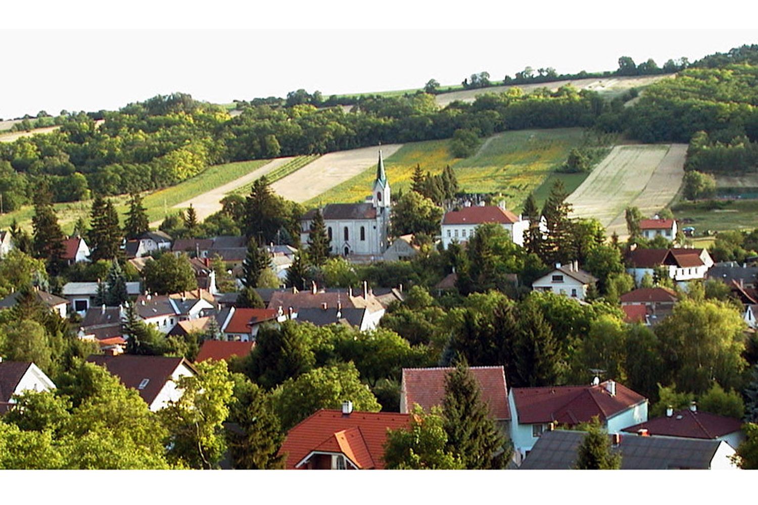 Krajina s dedinou a kostolom v Unterolberndorfe.