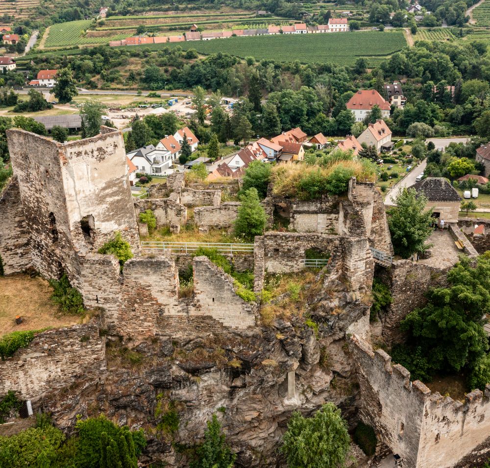 Die Ruine Rehberg thront majestätisch über der sanften Hügellandschaft und bietet einen atemberaubenden Blick auf die umliegenden Weinberge. Hier, wo Geschichte und Natur aufeinandertreffen, können Wanderer die Ruhe und Schönheit der Umgebung genießen.