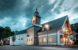 In der malerischen Kulisse des Mostviertels erhebt sich das charmante Hotel zum Glockenturm, umgeben von sanften Hügeln und üppigem Grün. Die warmen Lichter der Fenster strahlen eine einladende Atmosphäre aus, während die Wolken am Himmel eine dramatische Kulisse schaffen. Hier erleben Gäste die perfekte Kombination aus traditioneller Gastfreundschaft und modernem Komfort.
