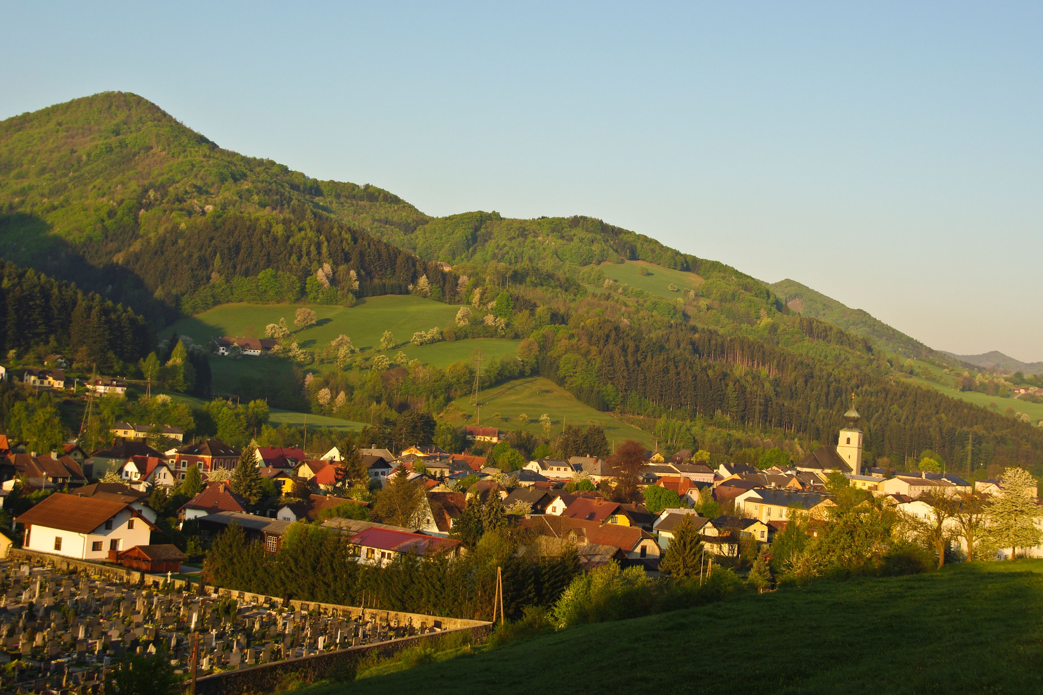 Panoráma mesta St. Veit an der Gölsen s kostolom a horami v pozadí.