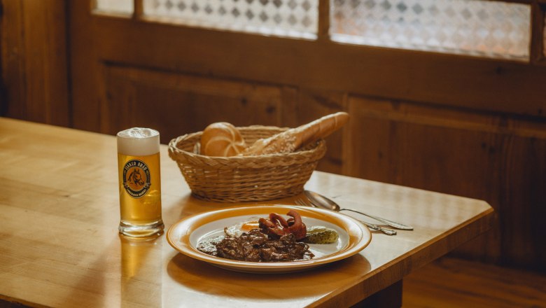 The pale Fiakerbr&auml;u goes well with Fiaker goulash, &copy; Nieder&ouml;sterreich Werbung/Rita Newman