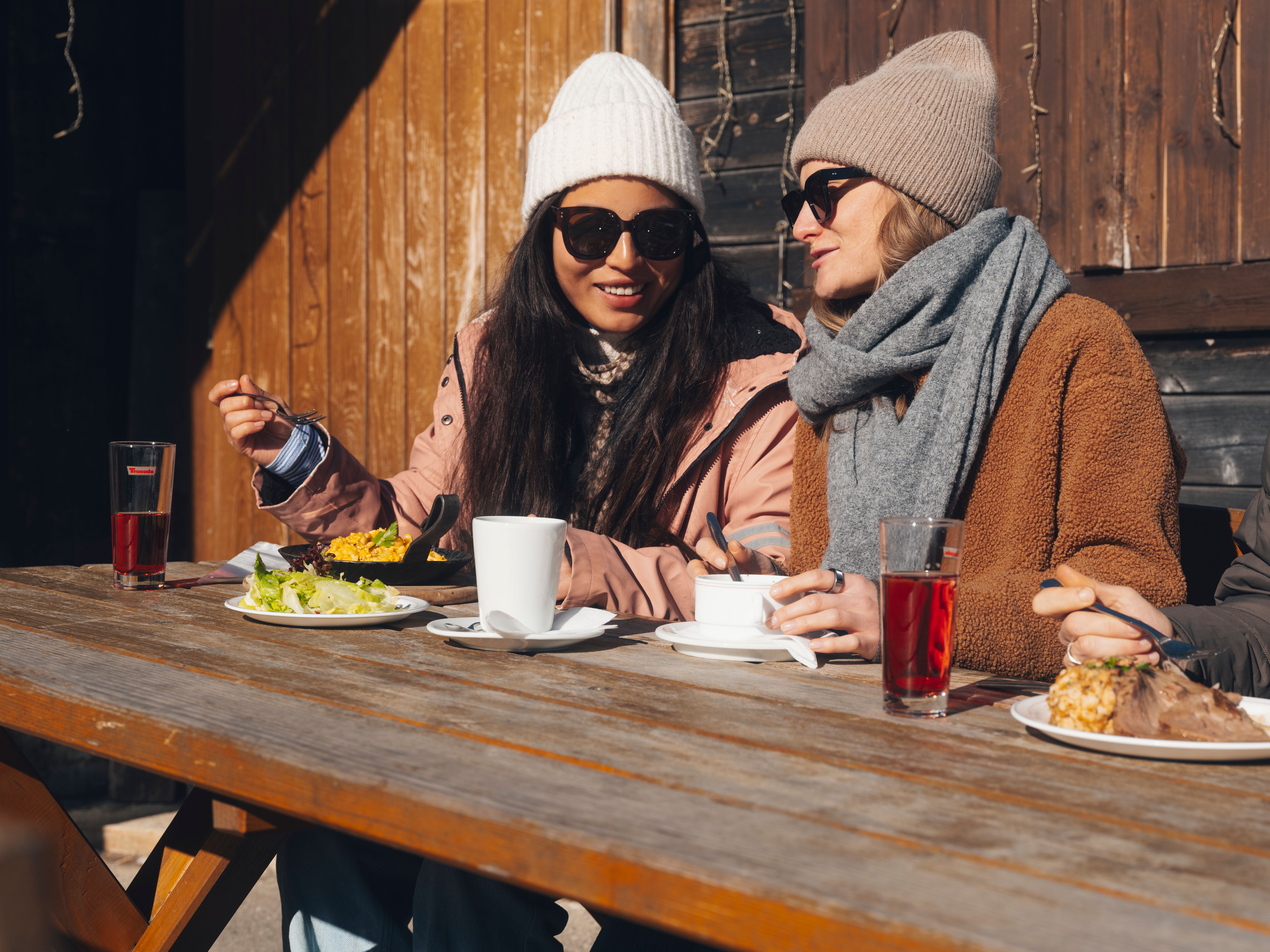 Dvaja ľudia na bežkách na zasneženej trase v zimnej horskej krajine.