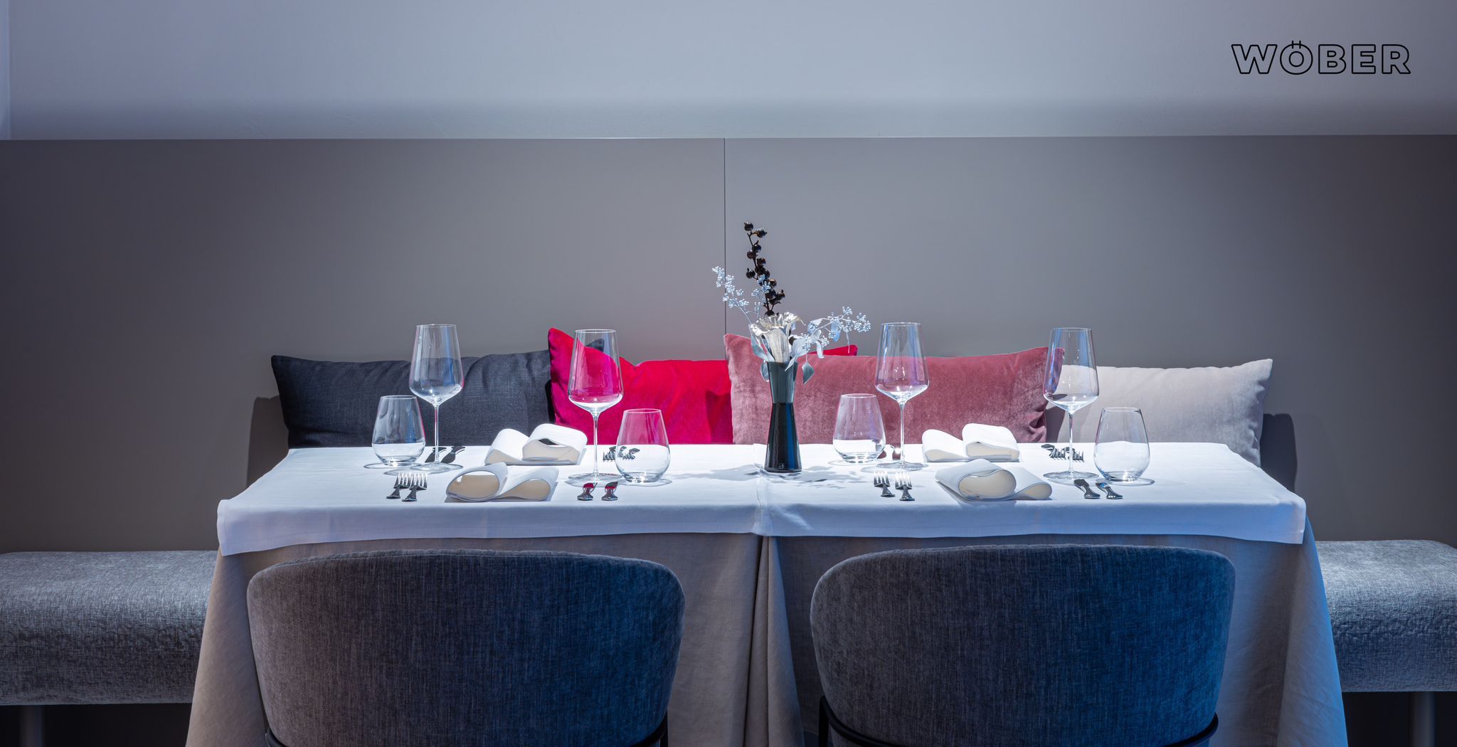 Stolová súprava pre 4 osoby s pohármi, obrúskami a príbormi 