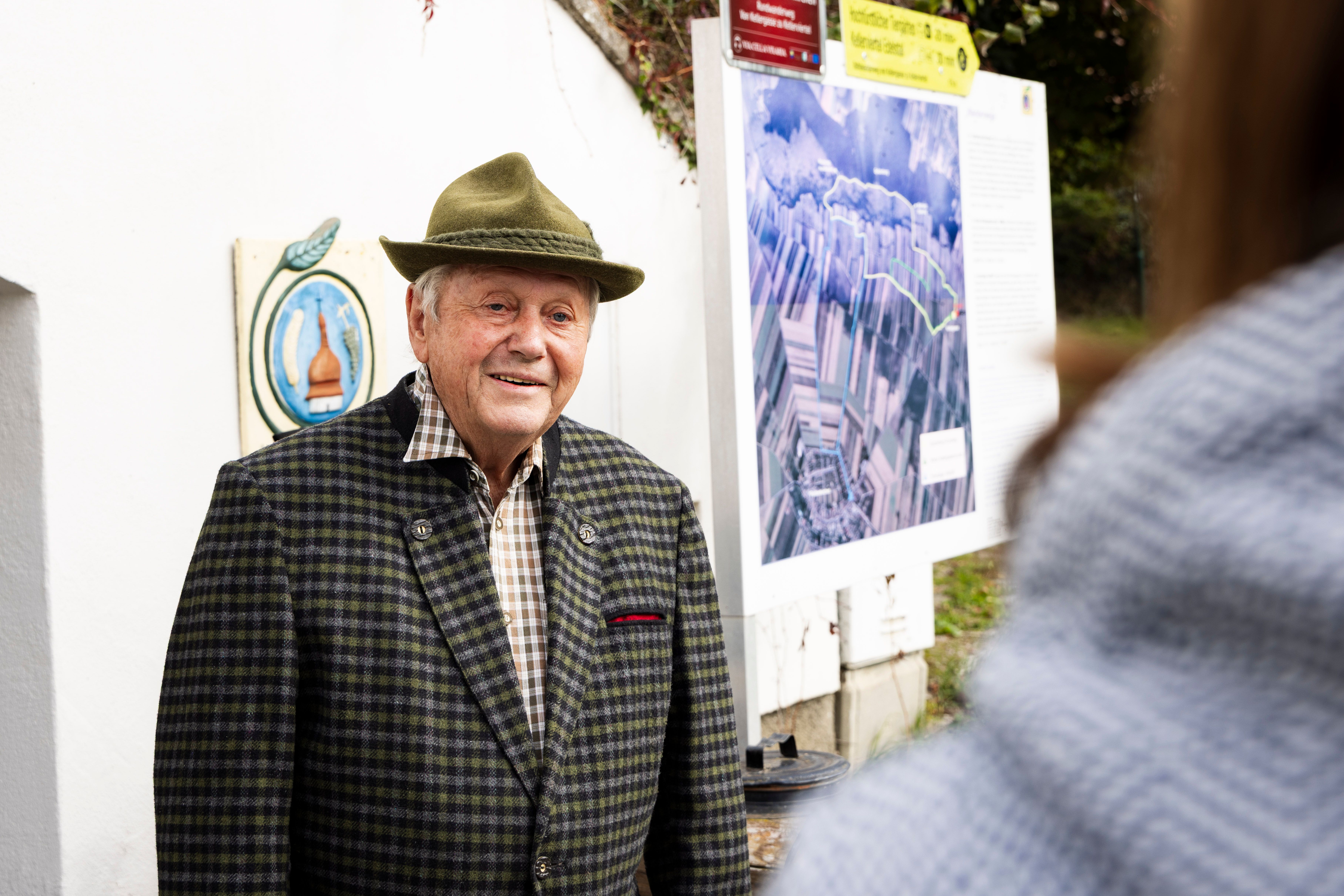 Sprievodca pivničnou uličkou pred múzeom vína