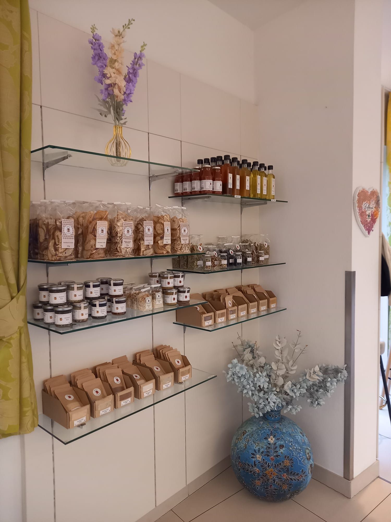 Regál s regionálnymi výrobkami v obchode.