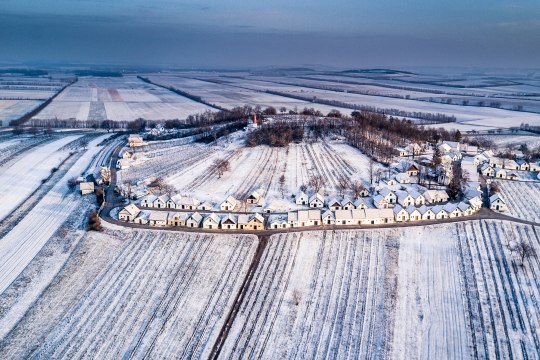 Farebné vínne uličky v bielom ráme, © Robert Herbst