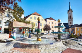 Hlavné námestie v Zwettli s fontánou Hundertwasserbrunnen, © Stadtgemeinde Zwettl, Monika Prinz