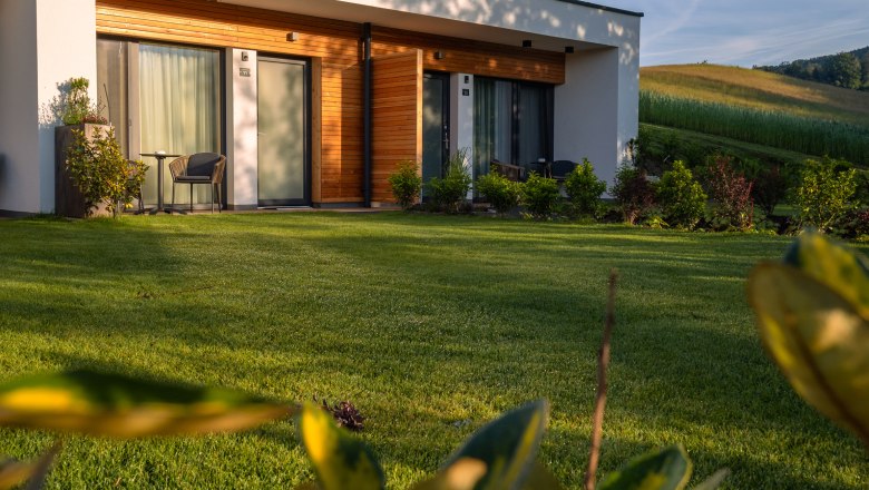 Posteľ vo Wies'n, © Niederösterreich Werbung / Maximilian Pawlikowsky Moderná budova s dreveným obložením a terasou v zelenej krajine.