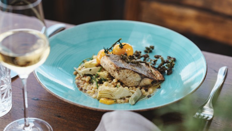 Fried Arctic char, 3 kinds of Marchfeld asparagus, &copy; Nieder&ouml;sterreich Werbung/Michael Reidinger