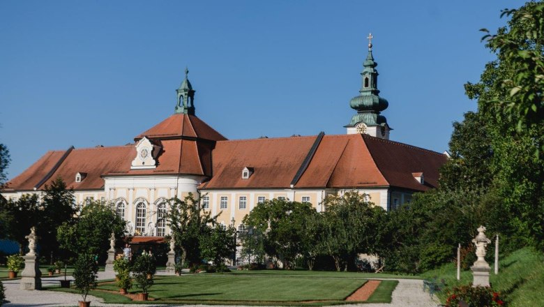 Historic courtyard garden Seitenstetten Abbey, &copy; schwarz-koenig.at