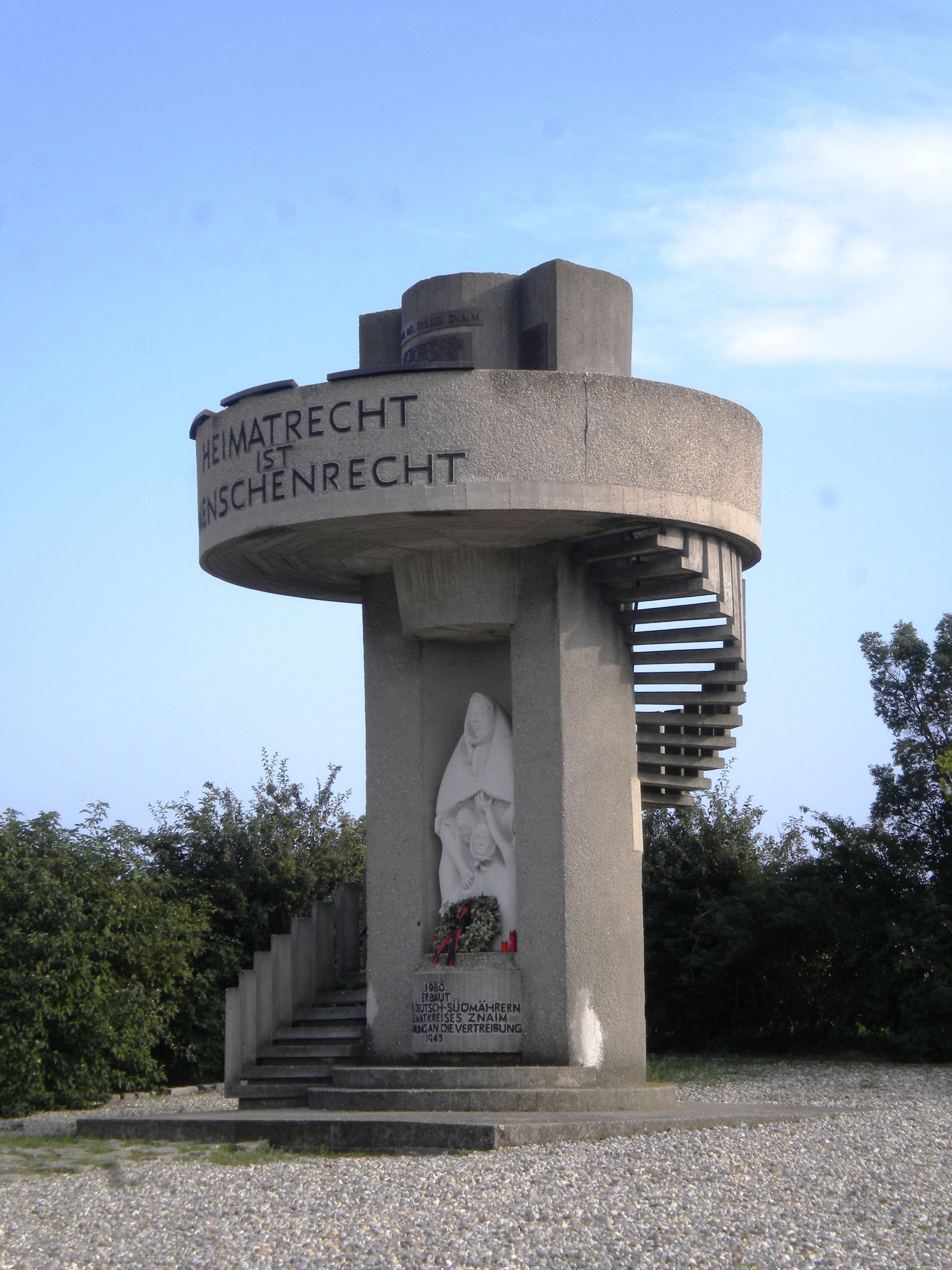Juhomoravský pomník v Unterretzbachu s nápisom "Heimatrecht ist Menschenrecht".