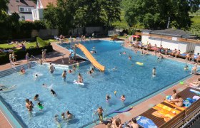 Outdoor pool of the market town of Gumpoldskirchen, &copy; Harald Nirschl