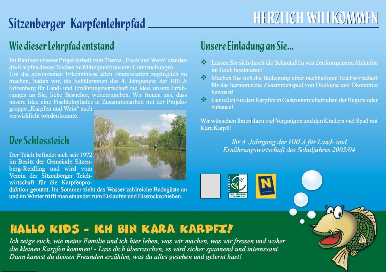 Informačná tabuľa o náučnom chodníku pre kapry v Sitzenbergu s textami a obrázkom hradného rybníka.