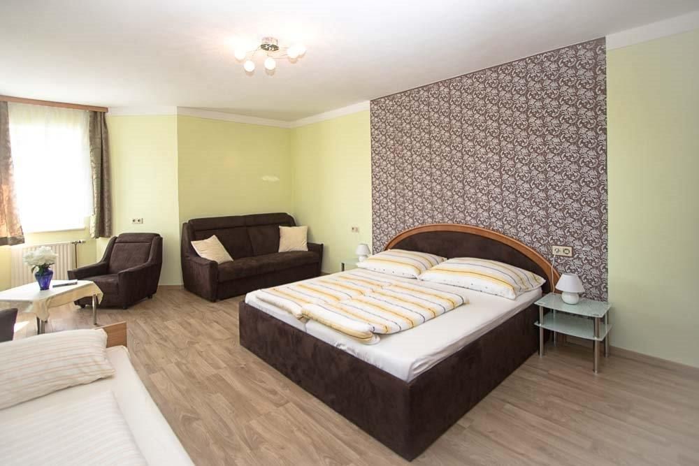 Izba s manželskou posteľou