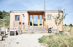 Inmitten der sanften Hügel des Waldviertels strahlt das charmante Holzhaus eine einladende Atmosphäre aus. Umgeben von üppigem Grün und blühenden Pflanzen lädt es dazu ein, die Ruhe der Natur zu genießen und die Seele baumeln zu lassen.