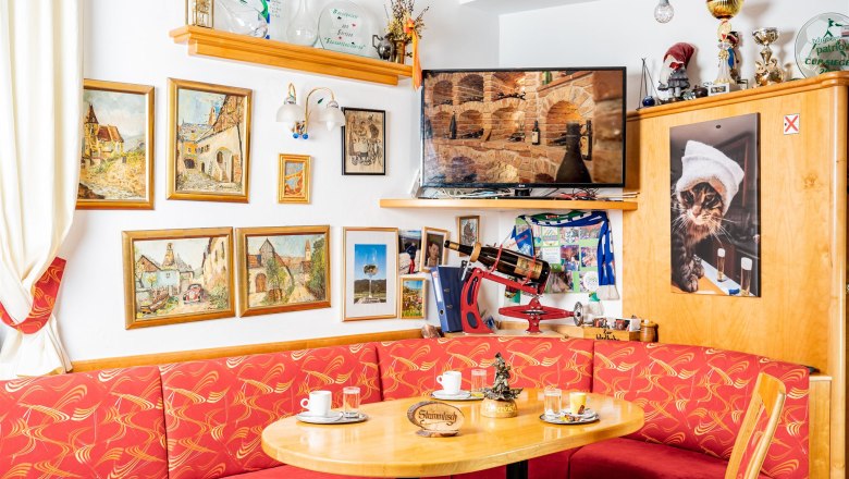 Cozy seating area in the Cafe Bruckner, &copy; Georg Pomassl