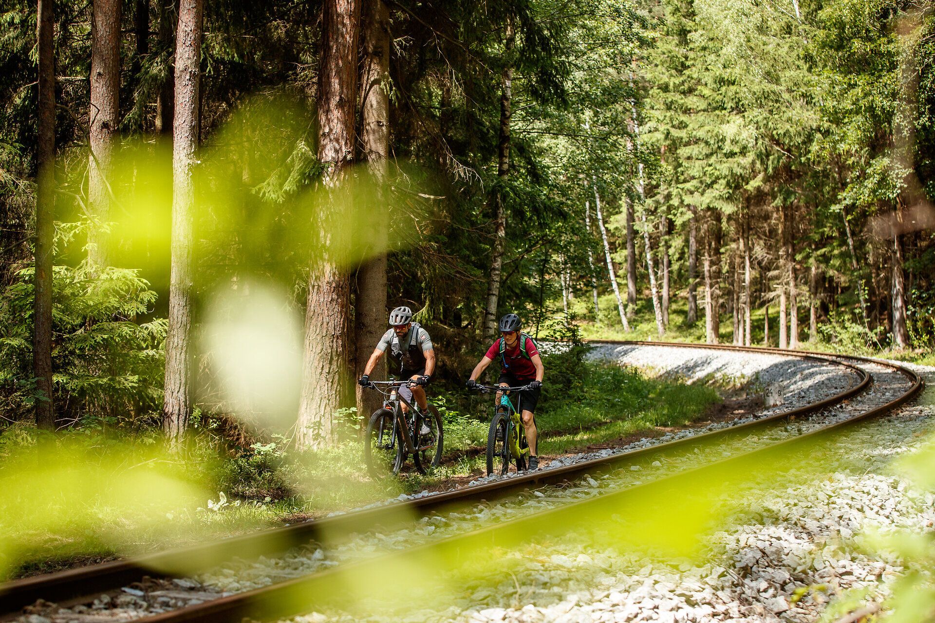 Inmitten der üppigen Wälder des Waldviertels radeln zwei Abenteurer entlang der stillen Gleise der Waldviertelbahn. Die sanften Hügel und das Spiel von Licht und Schatten schaffen eine einladende Atmosphäre, die zum Entdecken einlädt. Hier, wo die Natur und die Geschichte aufeinandertreffen, wird jede Fahrt zu einem unvergesslichen Erlebnis.